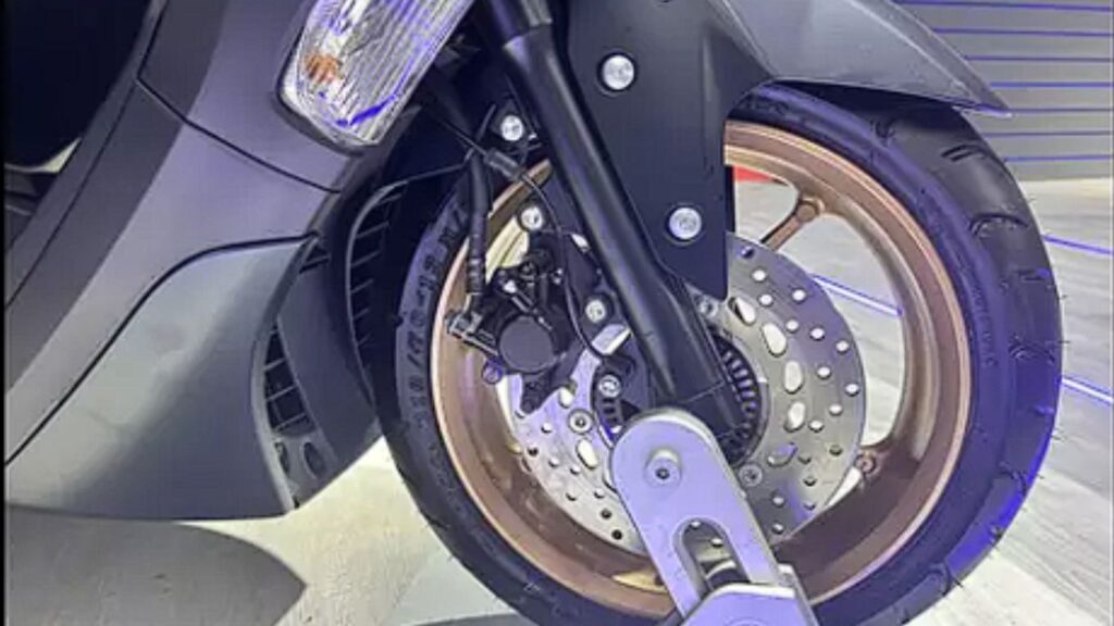 Yamaha NMax 155 Suspension and Breaks